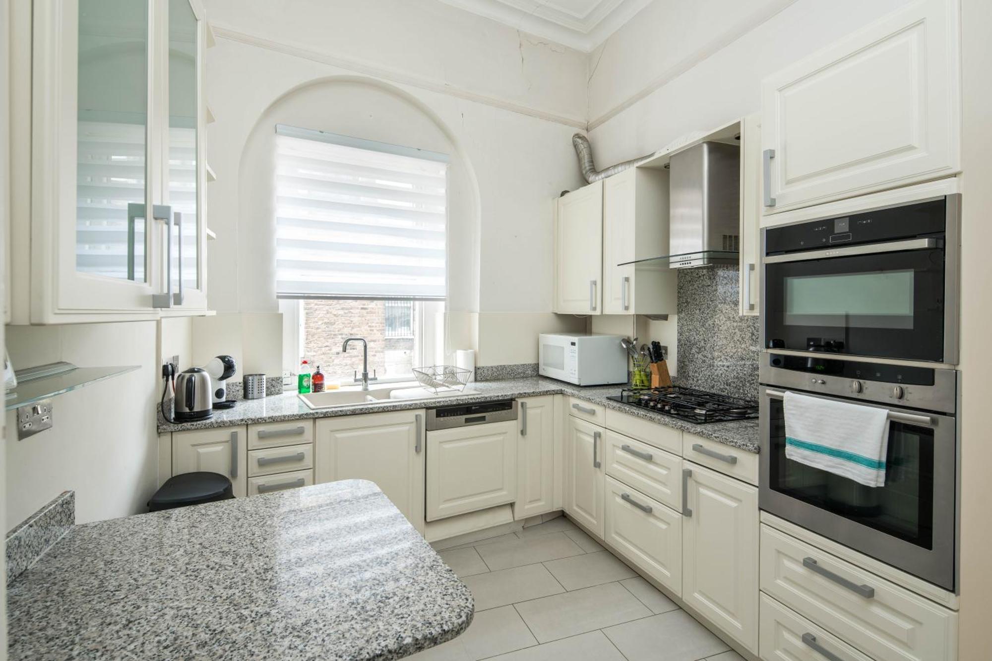 Four Beds By The Station Apartment London Exterior photo