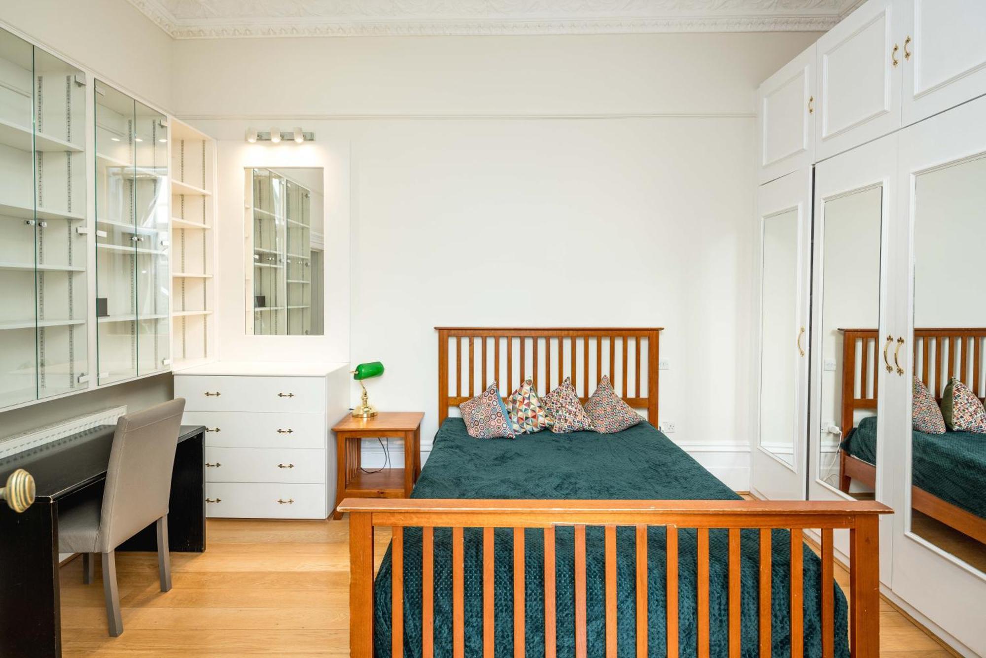 Four Beds By The Station Apartment London Exterior photo